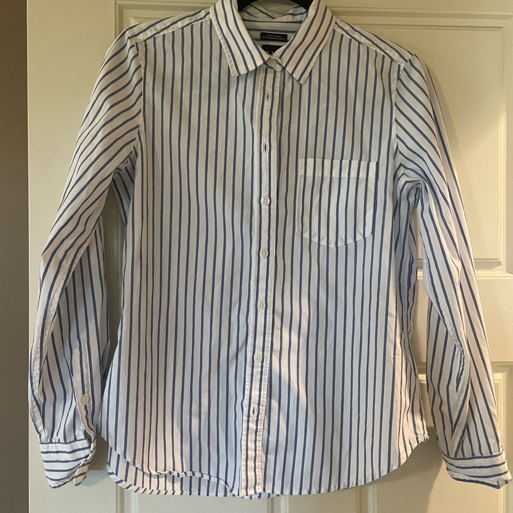 Gap women’s perfect shirt, size small. Worn once.